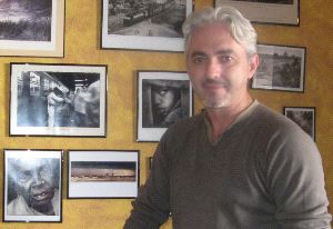 PASIÓN. Mota, junto a varias de sus fotografías. / M. J. C.