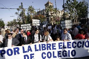2007. Marcha en Sevilla por la libre elección de colegio. / RANGEL