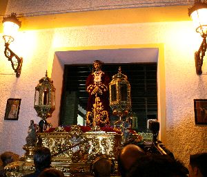 SALIDA. La imagen del Medinaceli abandonando su templo, la Capilla de San Isidro, ante la atenta mirada de numerosos feligreses congregados en el barrio. / GARCÍA TÉLLEZ