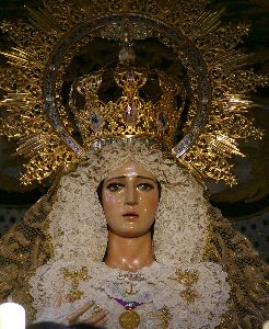18 DE JUNIO DE 1988. Los talleres de Granda labraron la corona de oro y esmaltes de la Virgen de la Esperanza.
