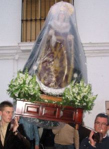 La lluvia acortó el recorrido del traslado de la Virgen de las Penas en Pizarra