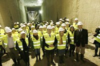 BAJO EL SUELO. Técnicos del metro, políticos y representantes    vecinales recorrieron el primer túnel a finales de diciembre.  / S. SALAS