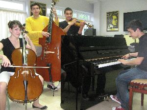 GRADO MEDIO. Lucía, Ignacio, Jason y Francisco Manuel, en clase.