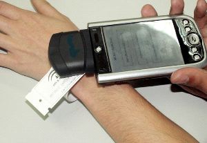 PULSERA CON MICROCHIP. El hospital Costa del Sol utiliza el sistema de radiofrecuencia.