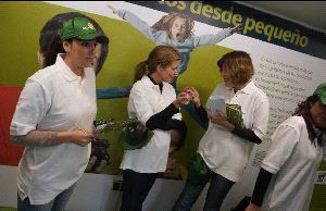 La campaña Encesta por la Salud informa de obesidad hasta mañana en la plaza Asdrúbal. / MIGUEL GÓMEZ