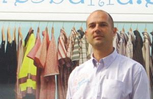 ROPA. Luque es el dueño de Uniformes Bahía. / J-L