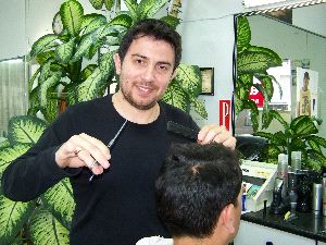 Juan Manuel Román Segalí, peluquero: «Entre los jóvenes está de moda dejarse una cresta»