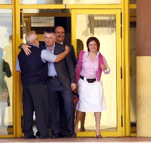 SALIDA. Juan Antonio Roca, en la puerta de la prisión de Albolote la semana pasada. / SUR. ARCHIVO