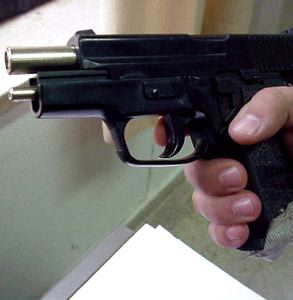 INTIMIDATORIO. Las armas falsas causan el mismo efecto. / SUR