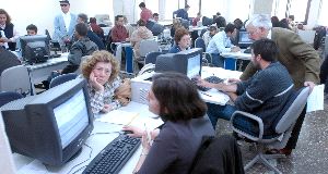 ACTIVIDAD. Varios ciudadanos acuden a su cita previa en las oficinas de la Agencia Tributaria para realizar su declaración. / SUR ARCHIVO