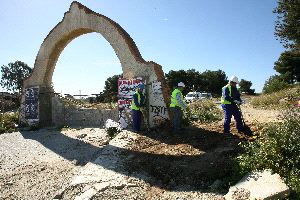 EN OBRAS. Operarios trabajan en el acceso al campamento Benítez. / CARLOS MORET
