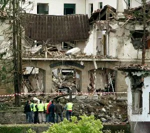 EN RUINAS. Aspecto que presentaba la casa cuartel tras la explosión del coche-bomba. / AP