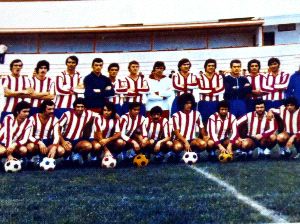HISTÓRICO. Plantilla del Algeciras Club de Fútbol en la temporada 1987/88   que jugó hace treinta años en la primera temporada de Segunda División B. / FOTO DE LA COLECCIÓN JUAN MOYA