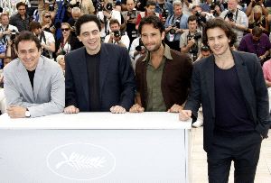 EQUIPO. Bichir, Del Toro, Santoro y Cabrera, en el pase gráfico. / REUTERS