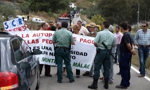 Protesta. Los vecinos cortaron la carretera. / SUR