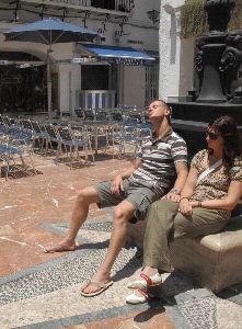 SIN FERIANTES. La plaza de África, a las tres de la tarde. / J-L