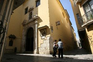 ANDRÉS PÉREZ. Aspecto de la fachada del templo, que todavía se abre por las mañanas pese a la ausencia de las monjas. / CARLOS MORET