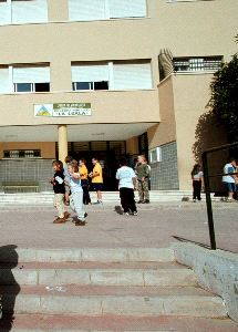 LA LEALA. Entrada al colegio de Infantil y Primaria. / SUR