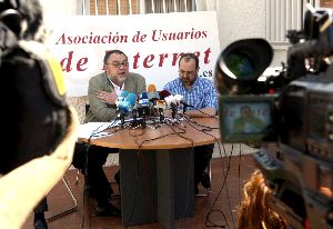 CONTRARIOS. Domingo (a la izquierda) y Pérez Subías presentan las medidas contra el canon. / EFE