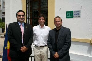 DISTINTIVO. Cardeña, Mora y Paneque, junto a la placa en la Tenencia de San Pedro. / SUR