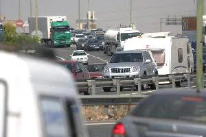 BENEFICIO. Los que compren un coche respetuoso con el medio ambiente obtendrán una rebaja. / AP