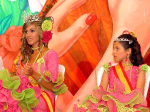 REINAS. Las dos bellezas de Guadiaro vivieron con emoción el acto de coronación. / SUR