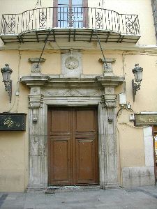 FUTURO HOTEL. El emblema de los Gálvez sobre la entrada fue colocado no antes del siglo XX.