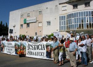 Medio millar de vecinos de Gaucín se concentran en Ronda para pedir justicia por la muerte de Lucky