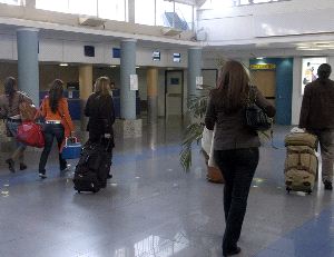 INSTALACIONES. Usuarios del aeropuerto de Gibraltar en una imagen de archivo. / GARCÍA TÉLLEZ