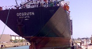 INSTALACIONES. El buque 'Dobrush' está siendo reparado en el dique seco de Campamento. / SUR