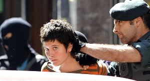 La detenida Ana Isabel Prieto, compañera sentimental de Aner Petralanda, antes de ser introducida en el coche policial.  / AFP