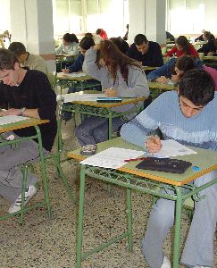 ALUMNOS. Estudiantes de Primaria repasan sus libros de texto en un día de clase. / SUR