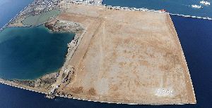 TERMINADO. Vista aérea de la Fase A de Isla Verde Exterior, donde la compañía surcoreana Hanjin instalará la terminal Total Terminal International Algeciras. / GARCÍA TÉLLEZ