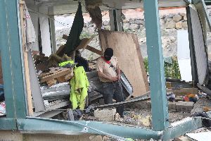 BOMBA. Un artificiero de la Ertzaintza examina los daños causados por la explosión del artefacto. / M. FRAILE