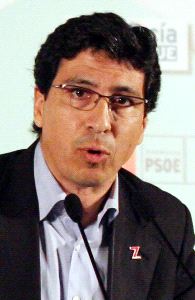 DIMES Y DIRETES. Francisco Muñiz, concejal de Seguridad, mantiene una polémica mediática con el PSOE linense. / SUR