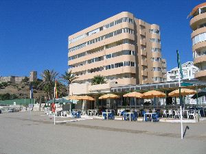 FUENGIROLA. El chiringuito El Limonero lleva tres décadas en la playa del Castillo. / F. J.