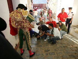 EXPECTACIÓN. Allá por donde va, José Tomás despierta las emociones. En Málaga volvió a dejar constancia de     ello antes, durante y después de la corrida. / CARLOS MORET