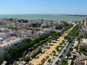 DOS ORILLAS. Casas y paseo de Sanlúcar. Al otro lado lado del río Guadalquivir, ya en su desembocadura, Doñana. / P. A.