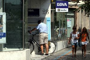 PREOCUPACIÓN. Un usuario se acerca a su entidad bancaria para                                     realizar una operación. / NURIA REINA