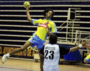 HISTÓRICO. Un momento del primer partido en la historia del Balonmano Ciudad de Algeciras. / A. C.