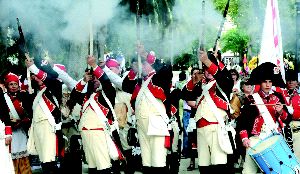 DESDE SUIZA. Los soldados helvéticos dispararon sus bayonetas en reconocimiento a los voluntarios de la batalla de Bailén. / SUR