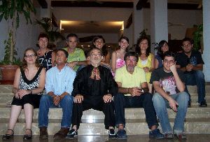 FAMILIA. Arrabal con los actores del Grupo de Teatro Arrabal.