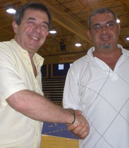 OTRO PASO. Mario Porras y Oliver, tras la firma del acuerdo. /SUR