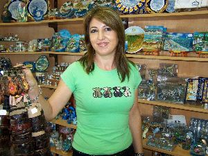 María Isabel Castillo, propietaria de la tienda Son Cerezo de Nerja: «Ésta fue una de las primeras tiendas de recuerdos de Nerja»