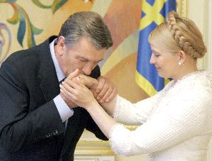 VÍNCULO.Yúshenko besa a Timoshenko al formar gobierno. / AP