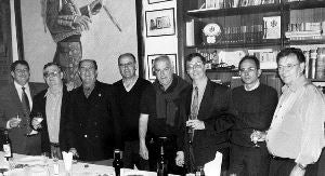Nueva directiva en la peña Miguelín. A finales de la década de los 90, Juan Ocaña coge el relevo de Pepe Luis Rubio en la presidencia de la emblemática sede, en la imagen una instantánea de la directiva en la tradicional copa de navidad.