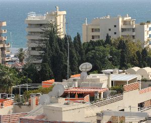 OTRA CAUSA. La proximidad del mar y las altas temperaturas                                            empeoran también la calidad de la señal de la TDT. / JOSELE-LANZA