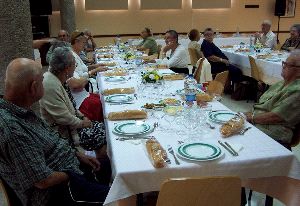 El comedor de San Francisco celebra una comida para 60 mayores para festejar el día de su patrón
