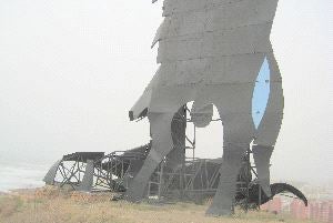 FUENGIROLA. El viento tumbó buena parte de la estructura del toro de Osborne. / PETER ROBERTS