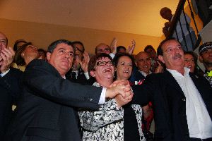 CAMBIO. Salvador Marín , Salomé Arroyo y Manuel Rincón saludan desde la escalera del Ayuntamiento tras el pleno. / EVA GUZMÁN